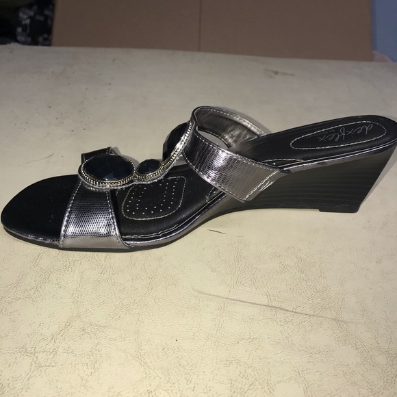 Wedge sandal - Picture 2 of 3